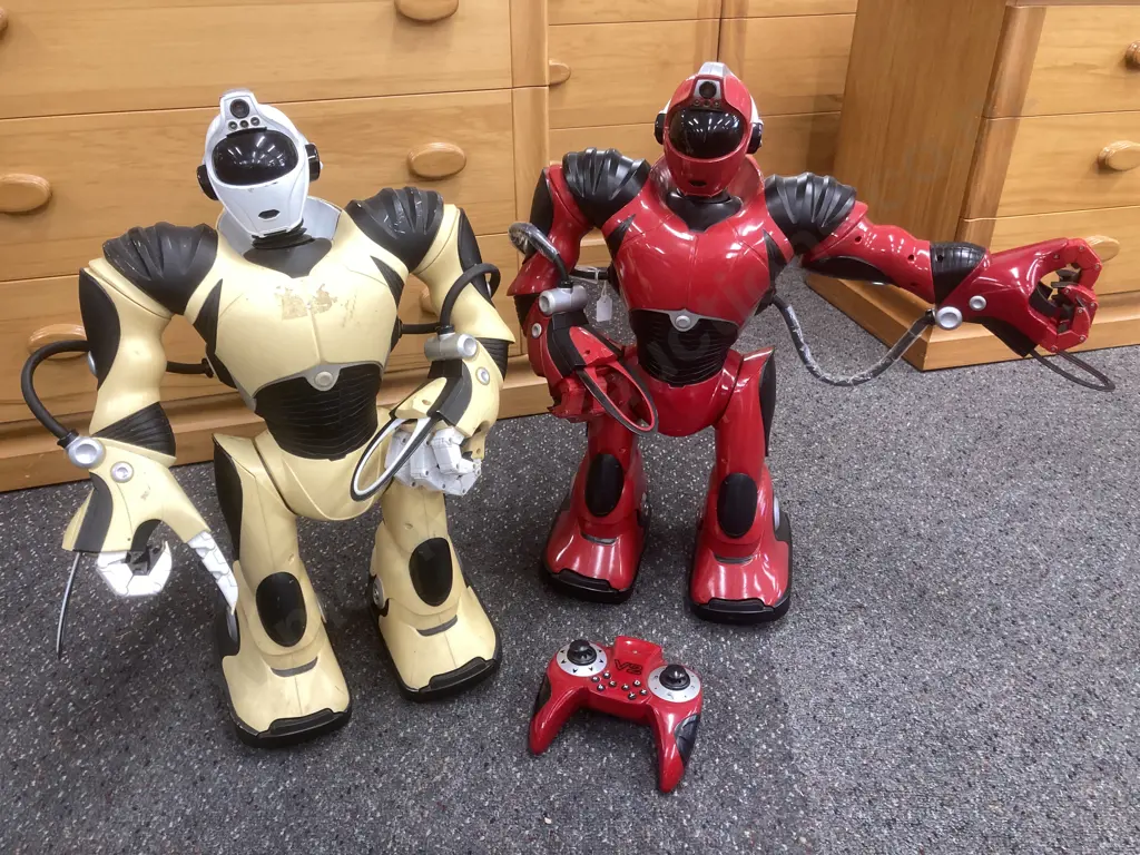 WowWee Remote Control Robots Designed by Mark Tilden, Red and Black, with Remote Control, H56cm Image 1++