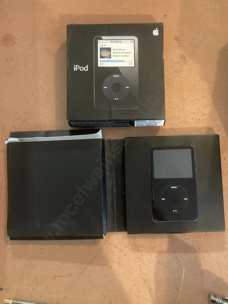 Retro Apple iPod, Model A1136, 30GB Image 1++