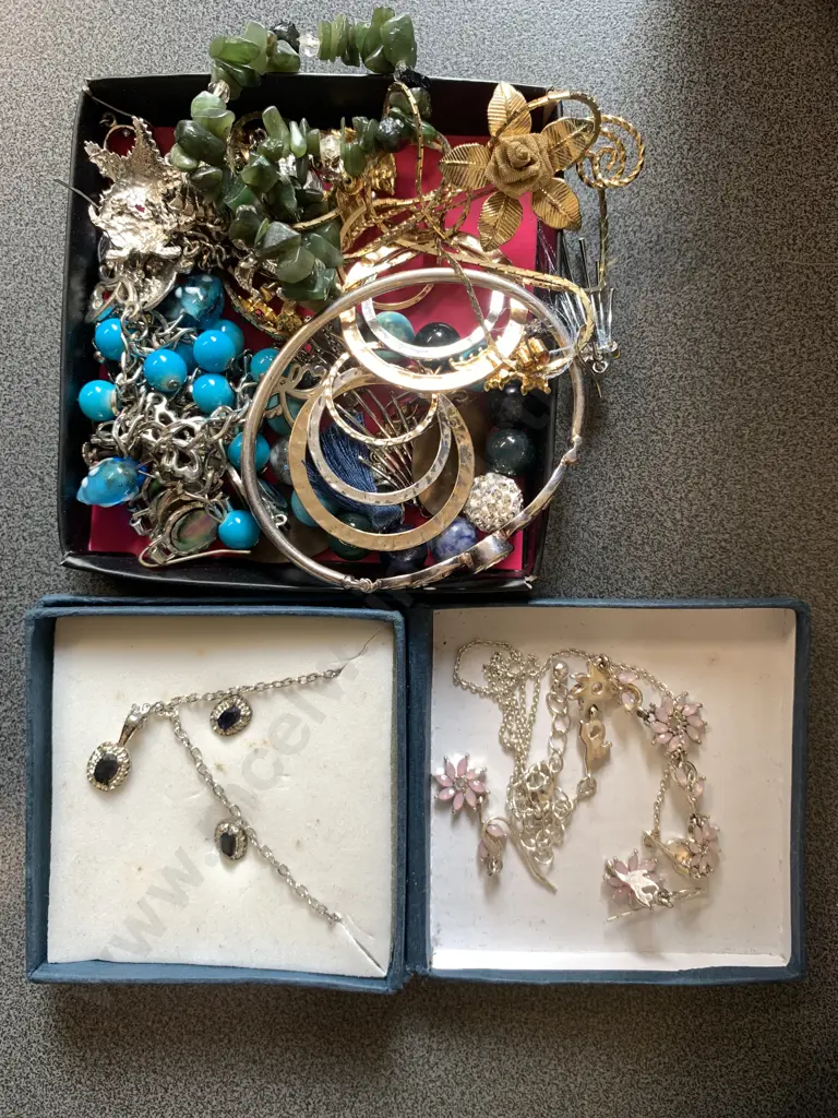 Selection Of Costume Jewellery Including Necklaces, Bracelets And Earings Image 1++