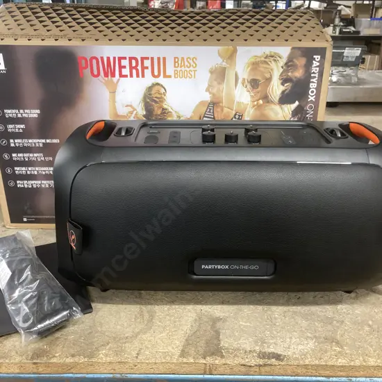 JBL PartyBox On-The-Go, In Box