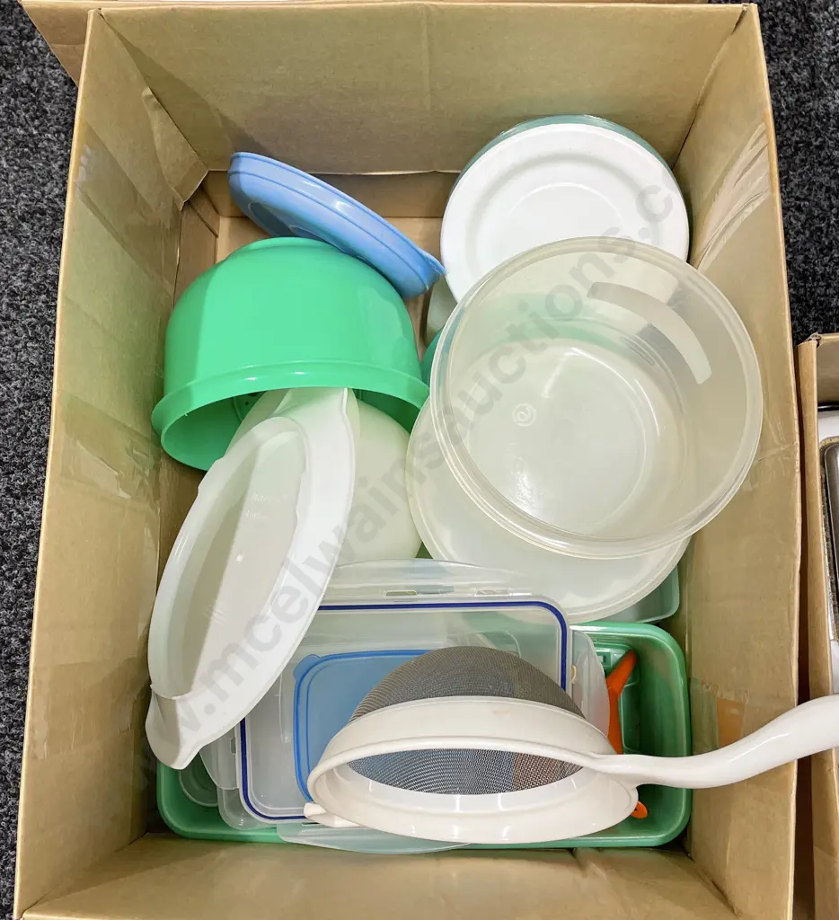 Box of assorted Plasticware including Tupperware Image 1++