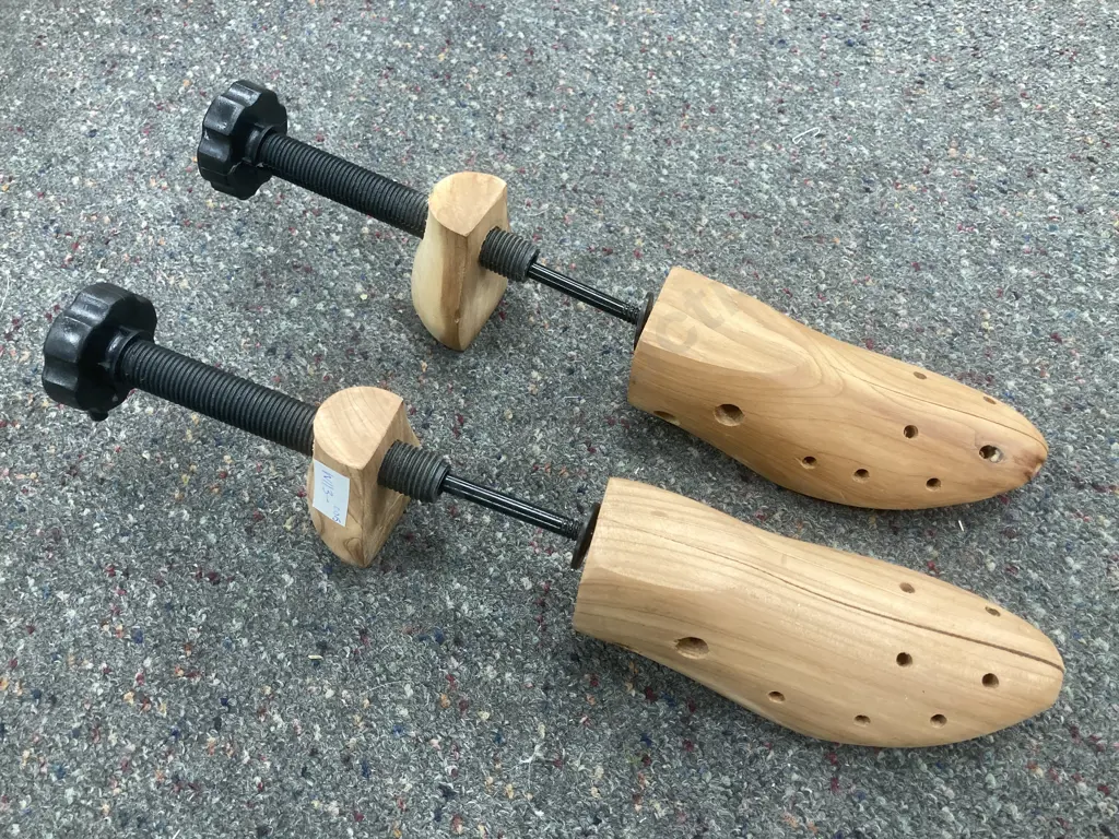Wooden Shoe Stretchers x 2 Pairs Of Image 1++