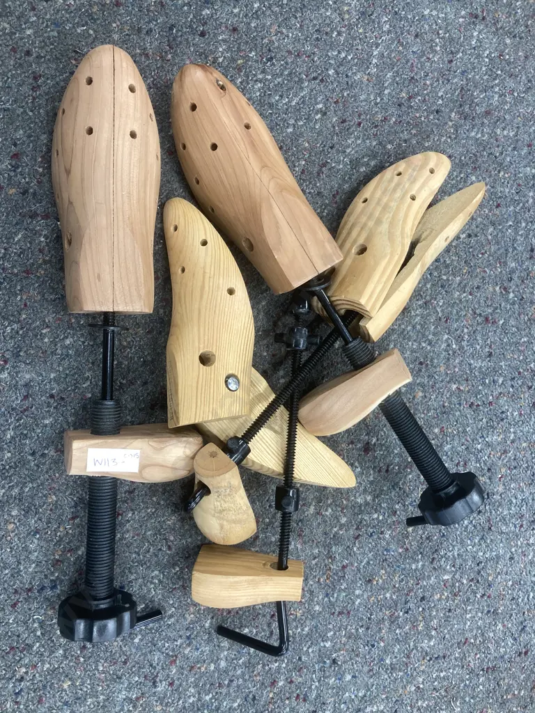 Wooden Shoe Stretchers x 2 Pairs Of Image 1++