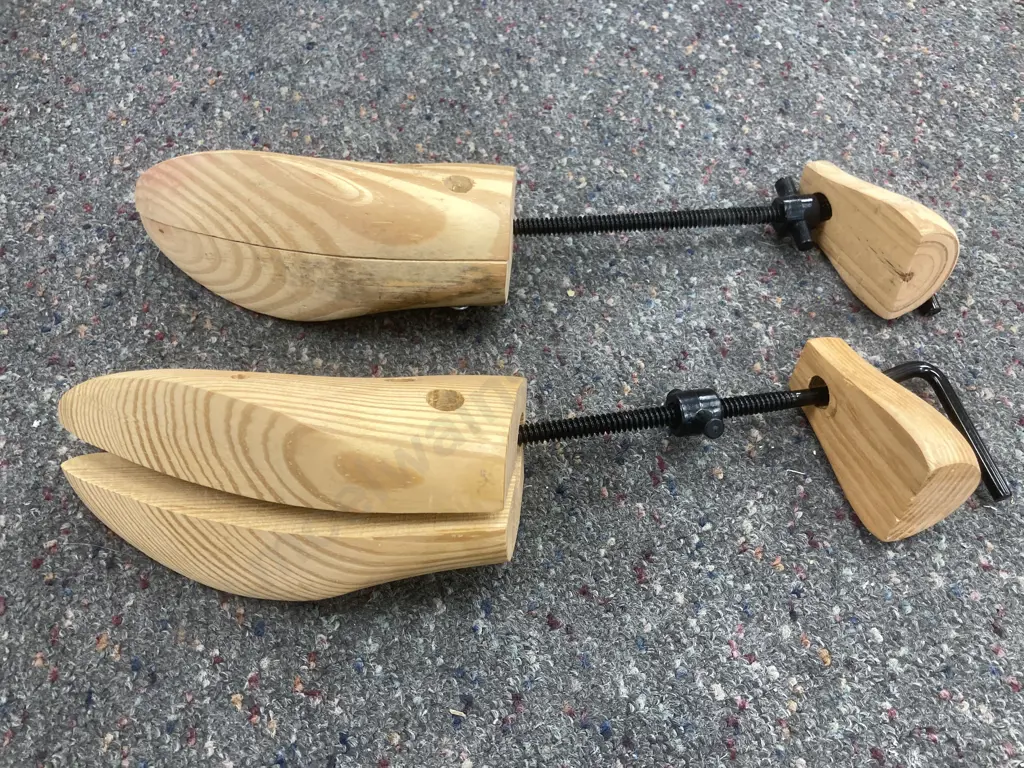 Wooden Shoe Stretchers x 2 Pairs Of Image 1++