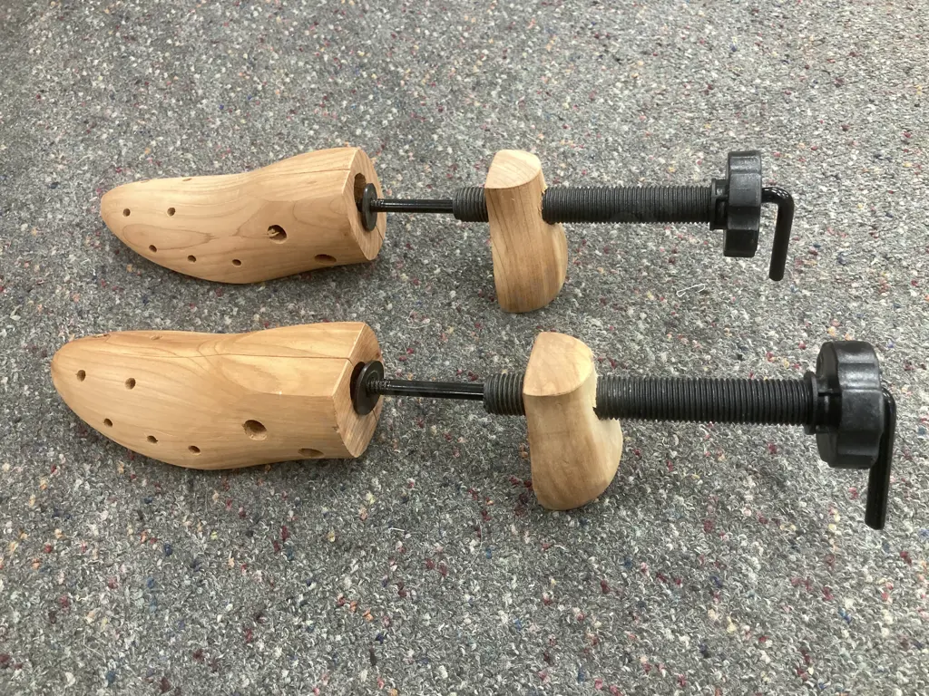 Wooden Shoe Stretchers x 2 Pairs Of Image 1++