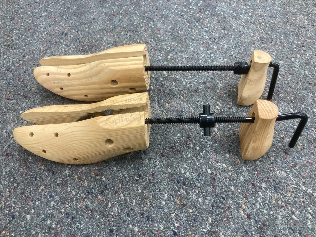 Wooden Shoe Stretchers x 2 Pairs Of Image 1++