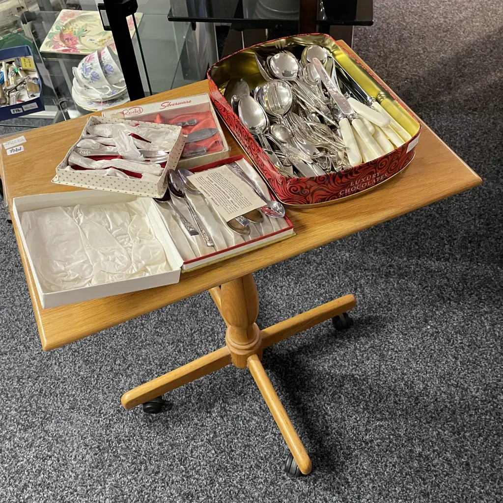 Solid Wood Tray Table Trolley on castors Image 1++