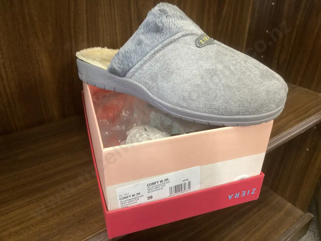 New Ziera Grey Slippers, Size 39, Grey / Grey Fur Microsuede Image 1++