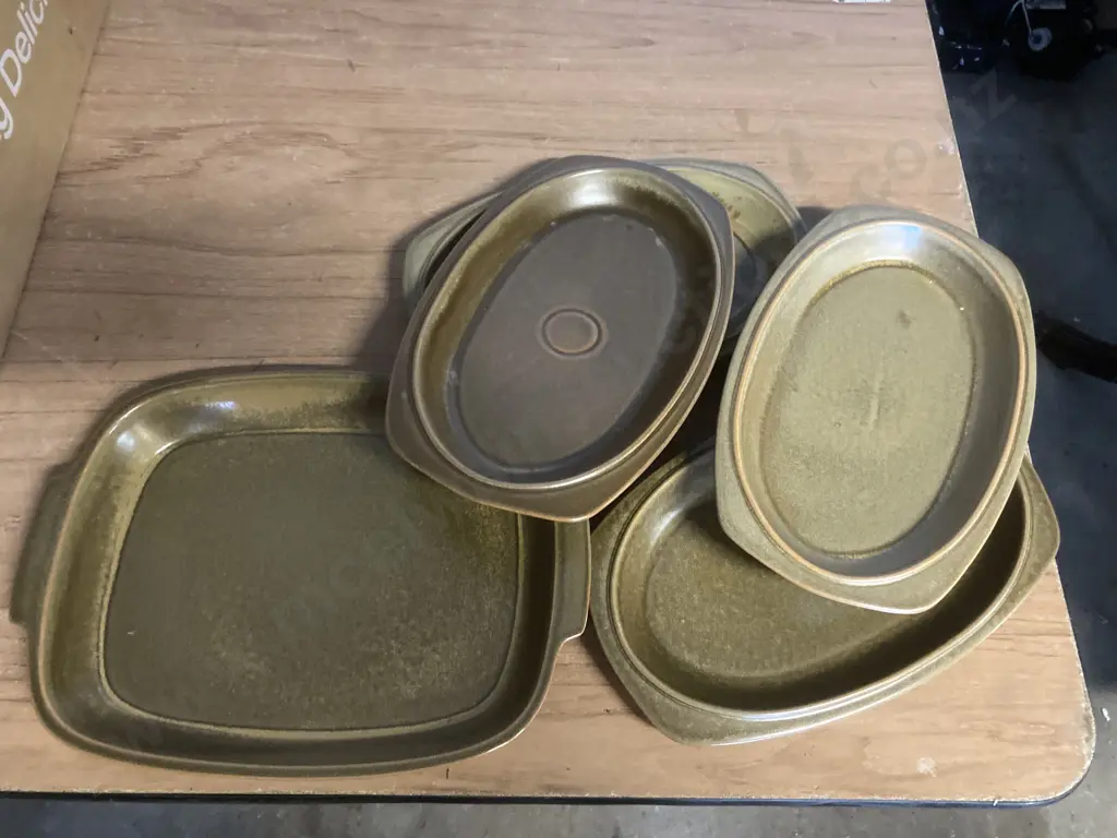 Temuka Oval Dinner Plates x 4 (1 small Chip) & Temuka Serving Dish Image 1++