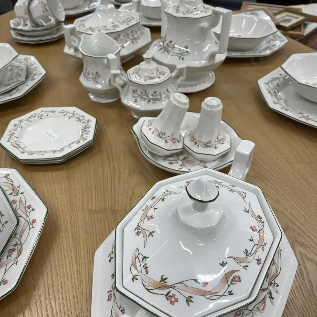 50 Piece Johnson Brothers "Eternal Beau" Dinner/Teaset Image 1++