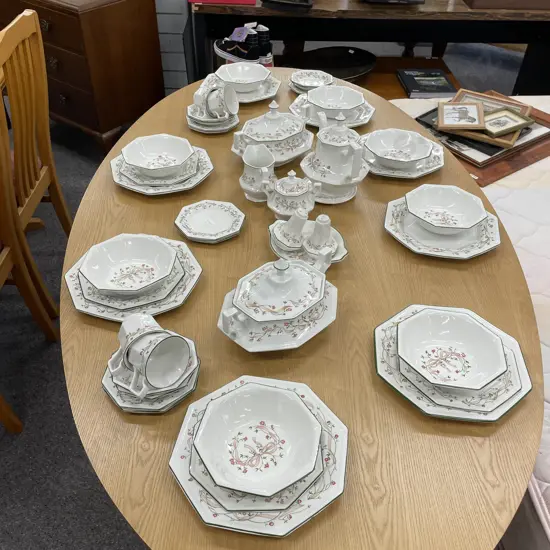 50 Piece Johnson Brothers "Eternal Beau" Dinner/Teaset