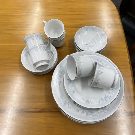 6 Place Dinner Set. Fine Porcelain China "Eloquence"