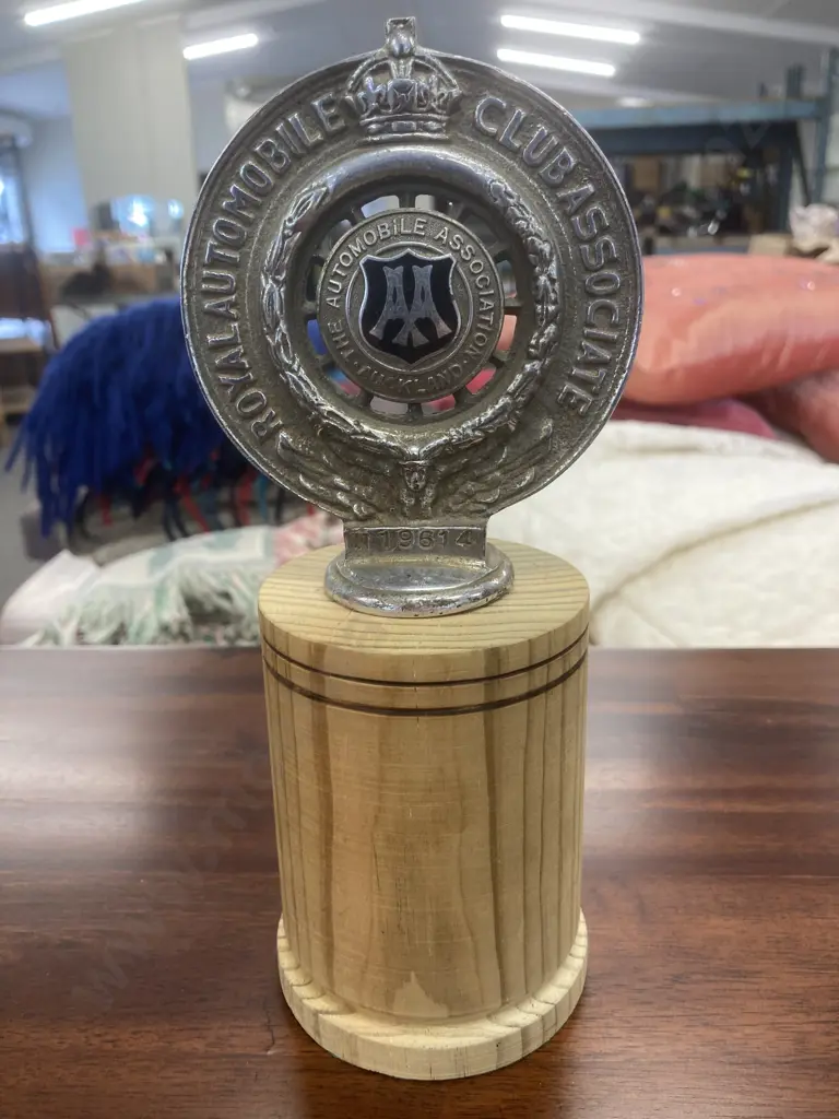 The Royal Automobile Club Associate Auckland AA Enameled Radiator Cap Car Badge N19614 Image 1++