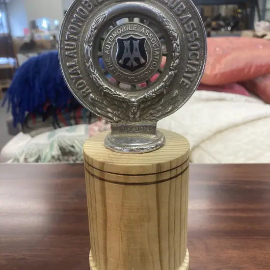The Royal Automobile Club Associate Auckland AA Enameled Radiator Cap Car Badge N19614