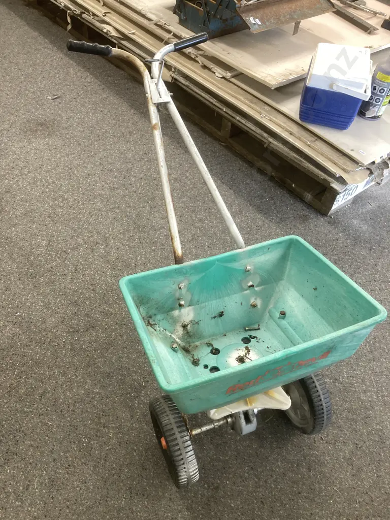 Red Devil Fertiliser / Seed Spreader Image 1++