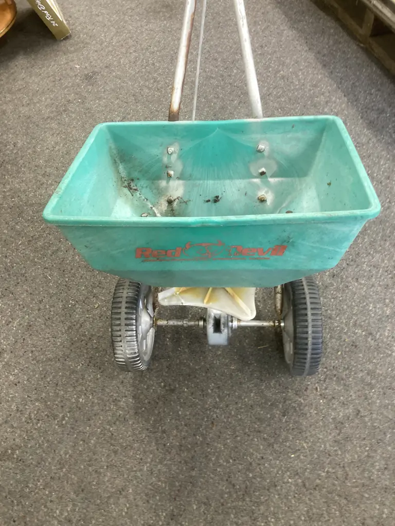 Red Devil Fertiliser / Seed Spreader Image 1++