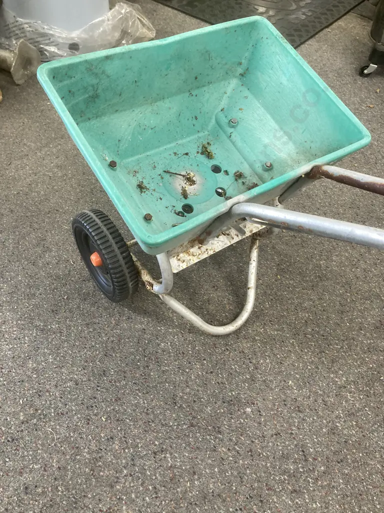 Red Devil Fertiliser / Seed Spreader Image 1++