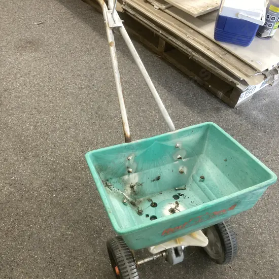 Red Devil Fertiliser / Seed Spreader