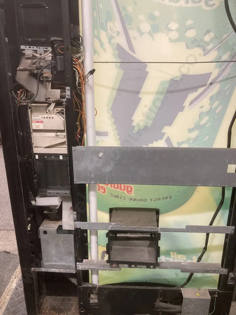Dixie Narco 440 Vending Machine with V Graphics, Model DNCB 440R7252-8, 8 Select Can Soda Vendor, H2.05m, W93.5cm, D74cm Image 1++