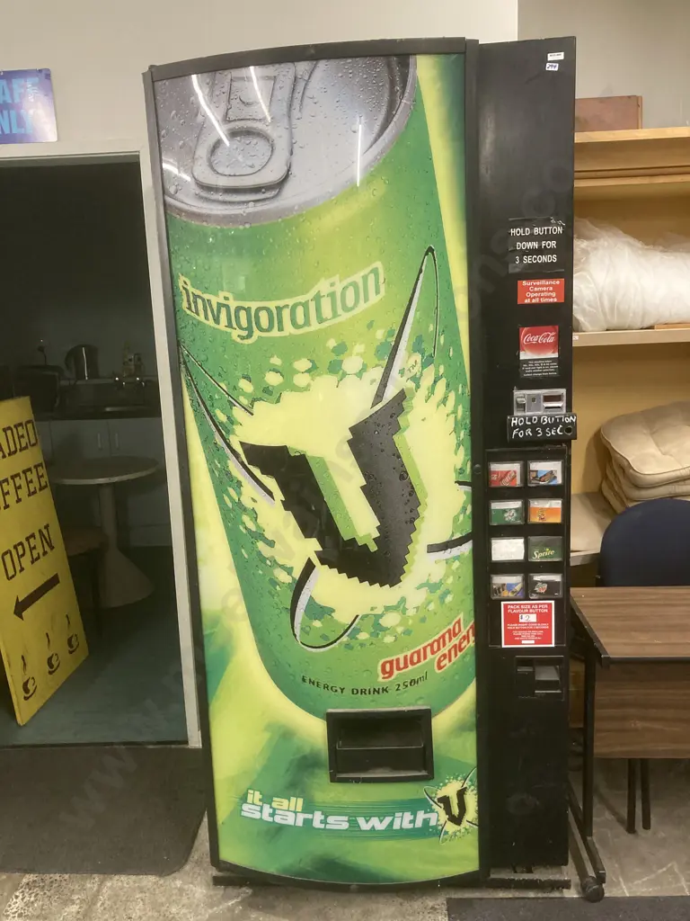 Dixie Narco 440 Vending Machine with V Graphics, Model DNCB 440R7252-8, 8 Select Can Soda Vendor, H2.05m, W93.5cm, D74cm Image 1++