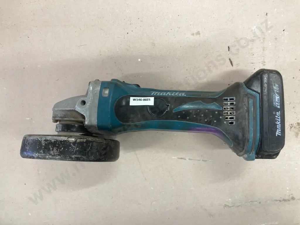 Makita 18V 115mm Cordless Angle Grinder, Model DGA452 With a 1.5Ah Battery Image 1++