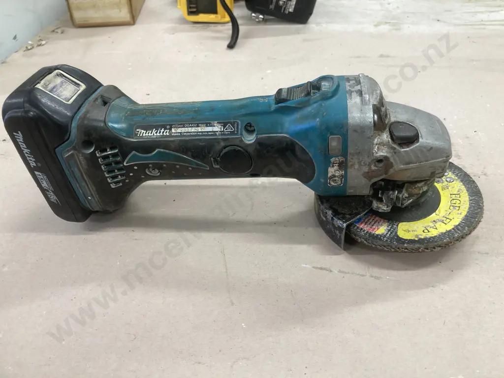 Makita 18V 115mm Cordless Angle Grinder, Model DGA452 With a 1.5Ah Battery Image 1++
