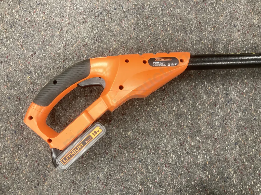 Black & Decker Cordless Pole Saw Skin With an18 Volt, 2Ah Battery, Model GPC1820L-XE Image 1++