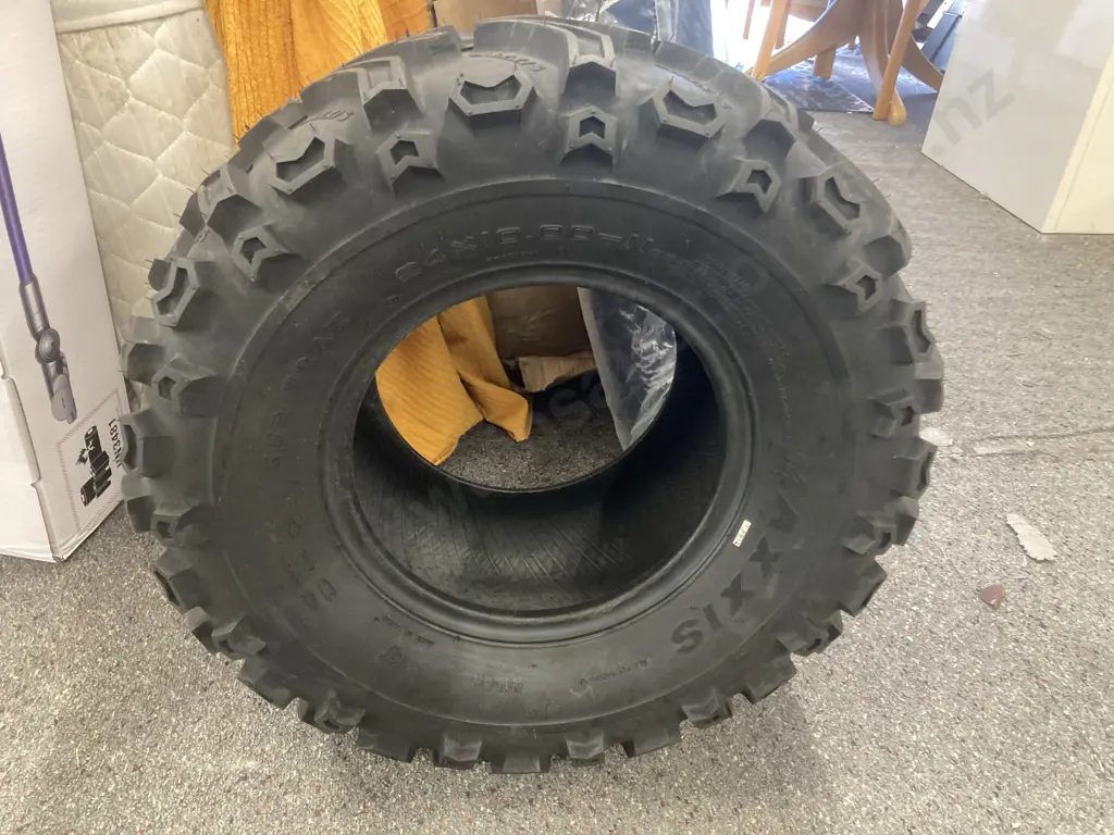 Maxxis Sub Trak 24x10.00-11 Tyre Image 1++