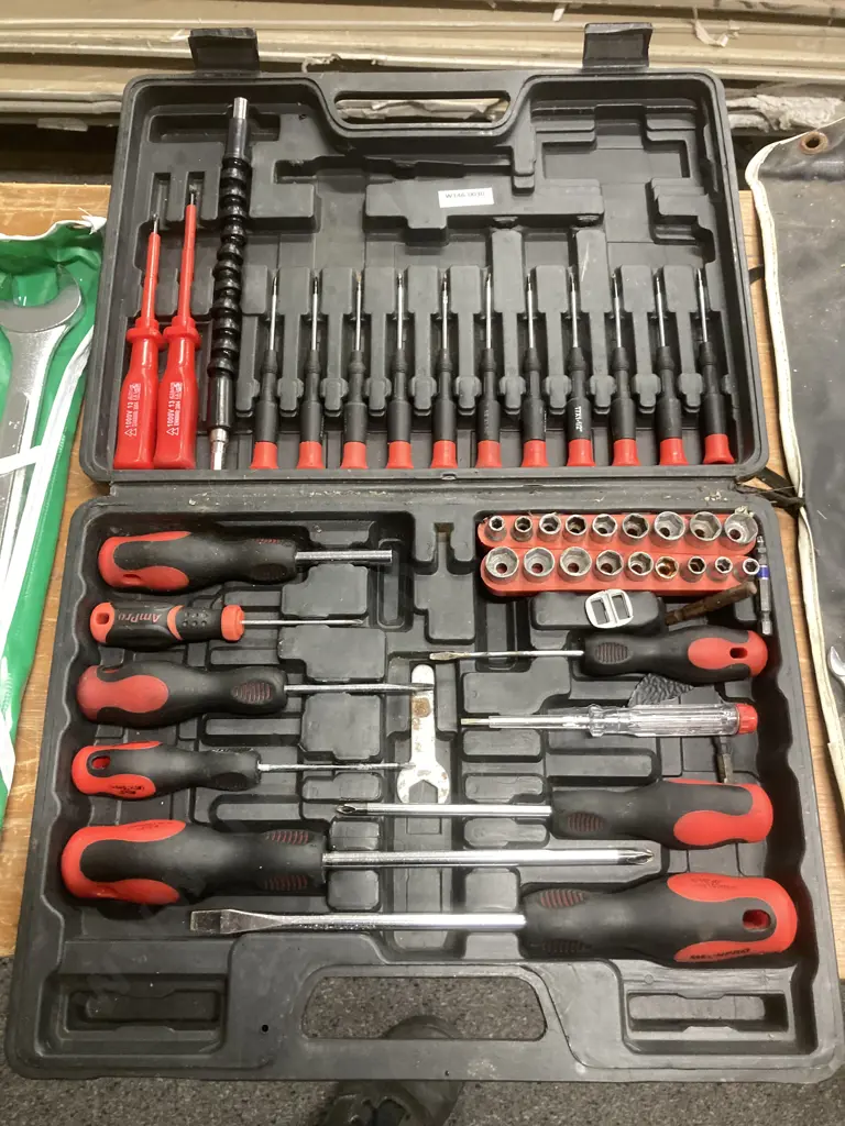 Screwdrivers & Sockets In Plastic Carry Case Image 1++