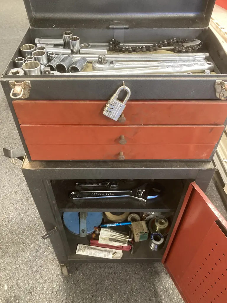 Steel 3 Drawer Toolbox With Single Door Roller Cabinet (af) & a Selection of Tools Image 1++