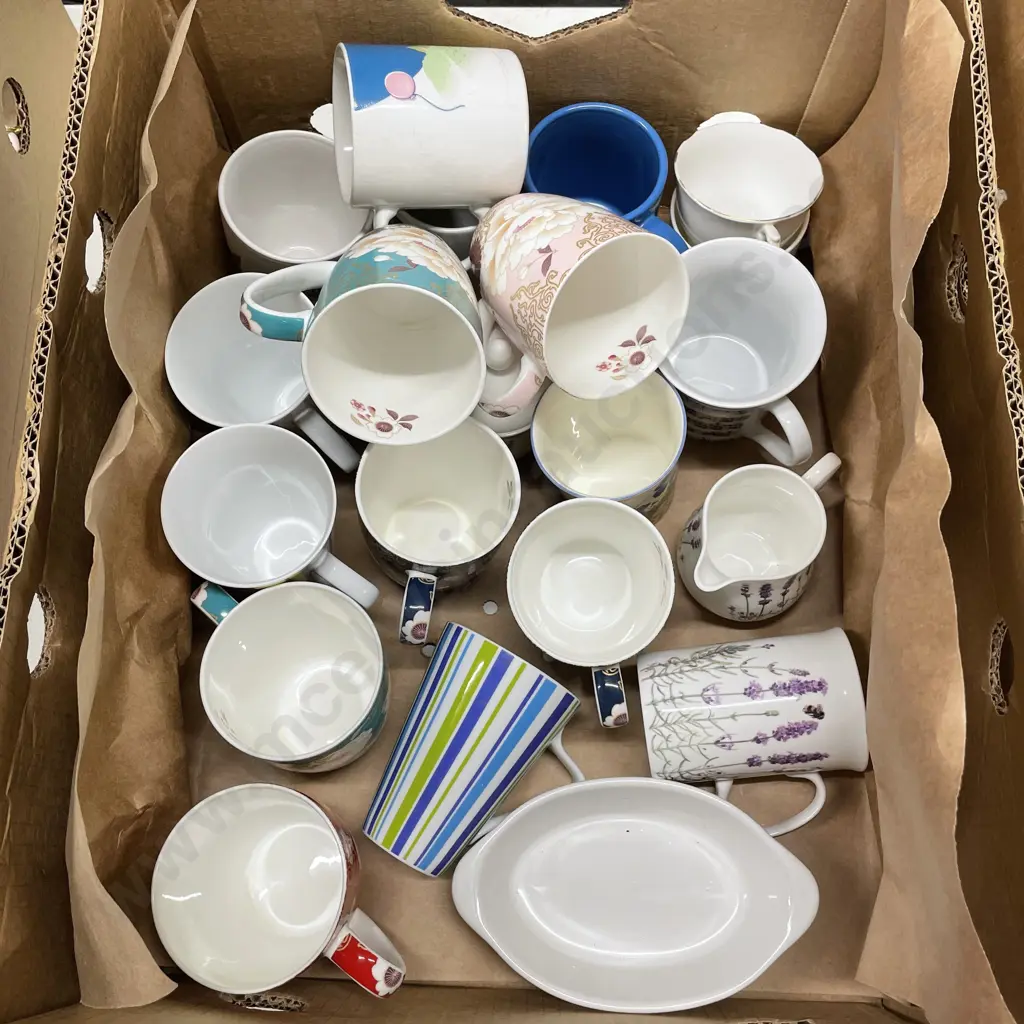 Box of assorted tea/coffee ware Image 1++