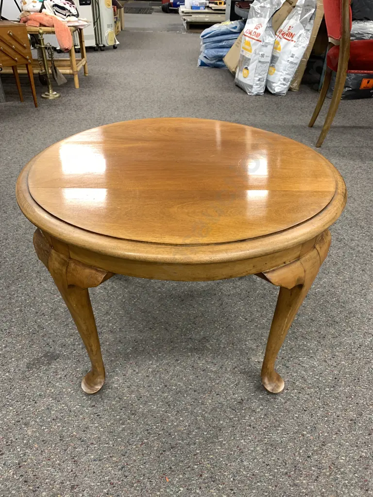 Vintage Oak Occassional Round Table. Cabriole Legs. Dia 60cm H43cm Image 1++