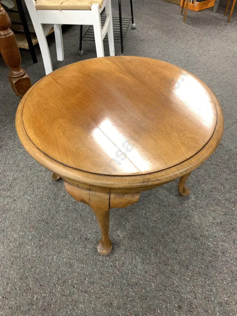 Vintage Oak Occassional Round Table. Cabriole Legs. Dia 60cm H43cm Image 1++
