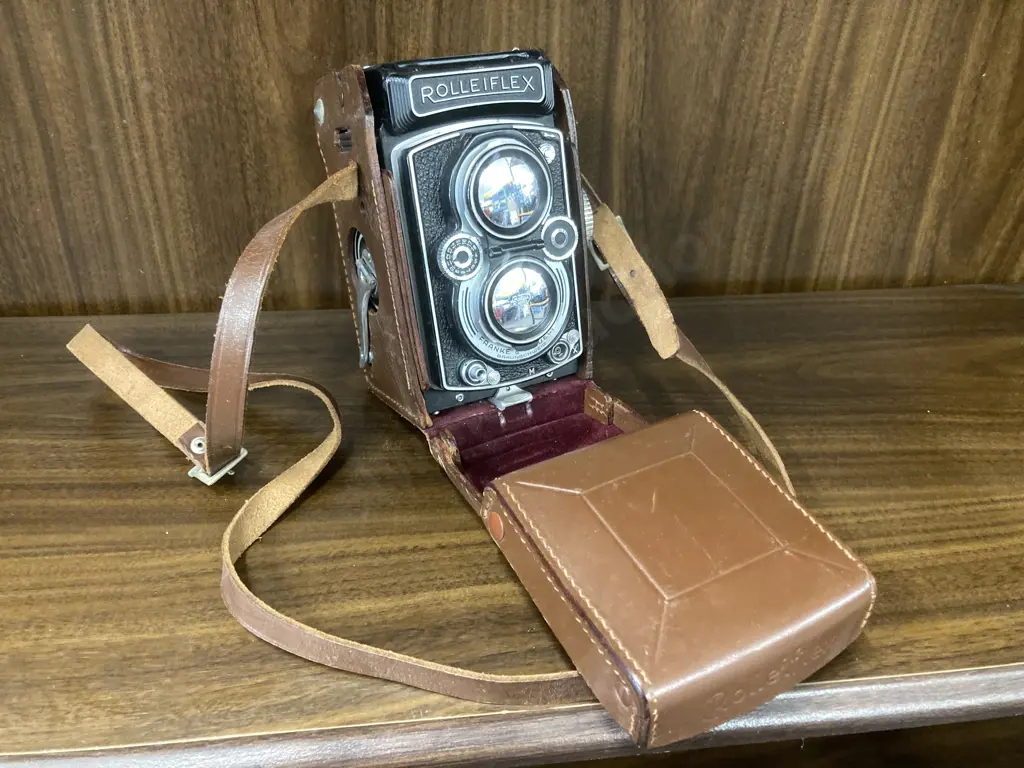 Vintage Rolleiflex 3.5B with 75mm f/3.5 Carl Zeiss Tessar Lens and Leather Case Image 1++