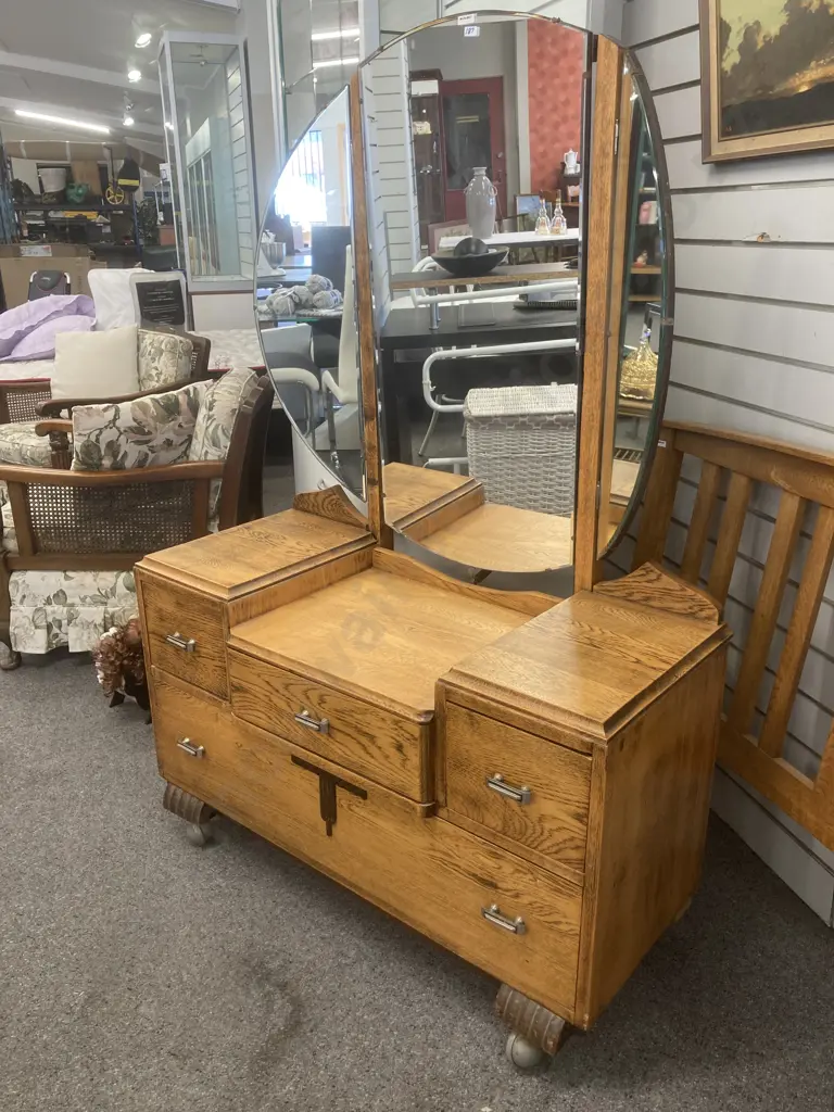Stunning Oak Dressing Table, Round 3 Part Bevelled Mirror, 4 Drawer, On Castors Image 1++