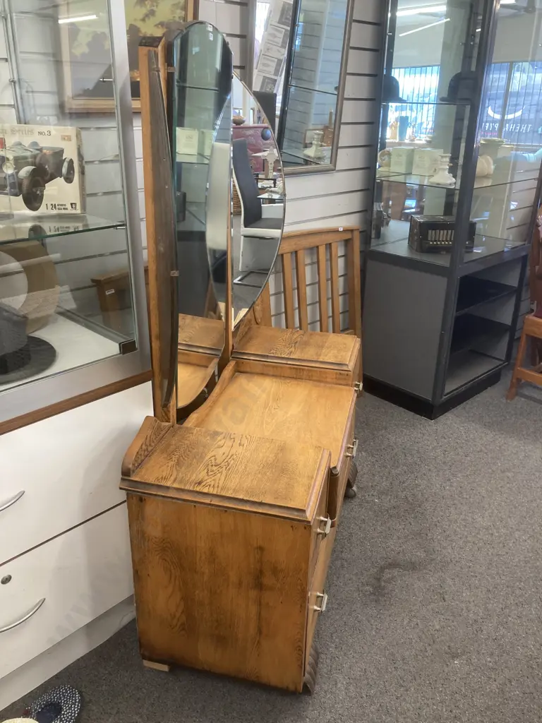 Stunning Oak Dressing Table, Round 3 Part Bevelled Mirror, 4 Drawer, On Castors Image 1++