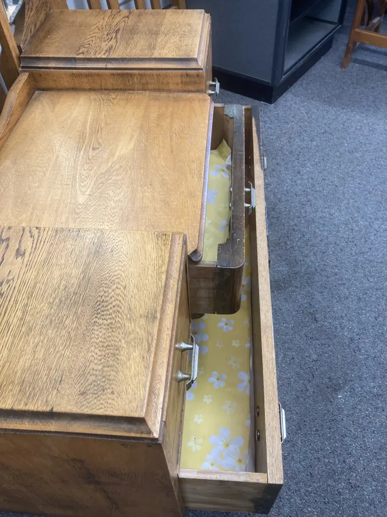 Stunning Oak Dressing Table, Round 3 Part Bevelled Mirror, 4 Drawer, On Castors Image 1++