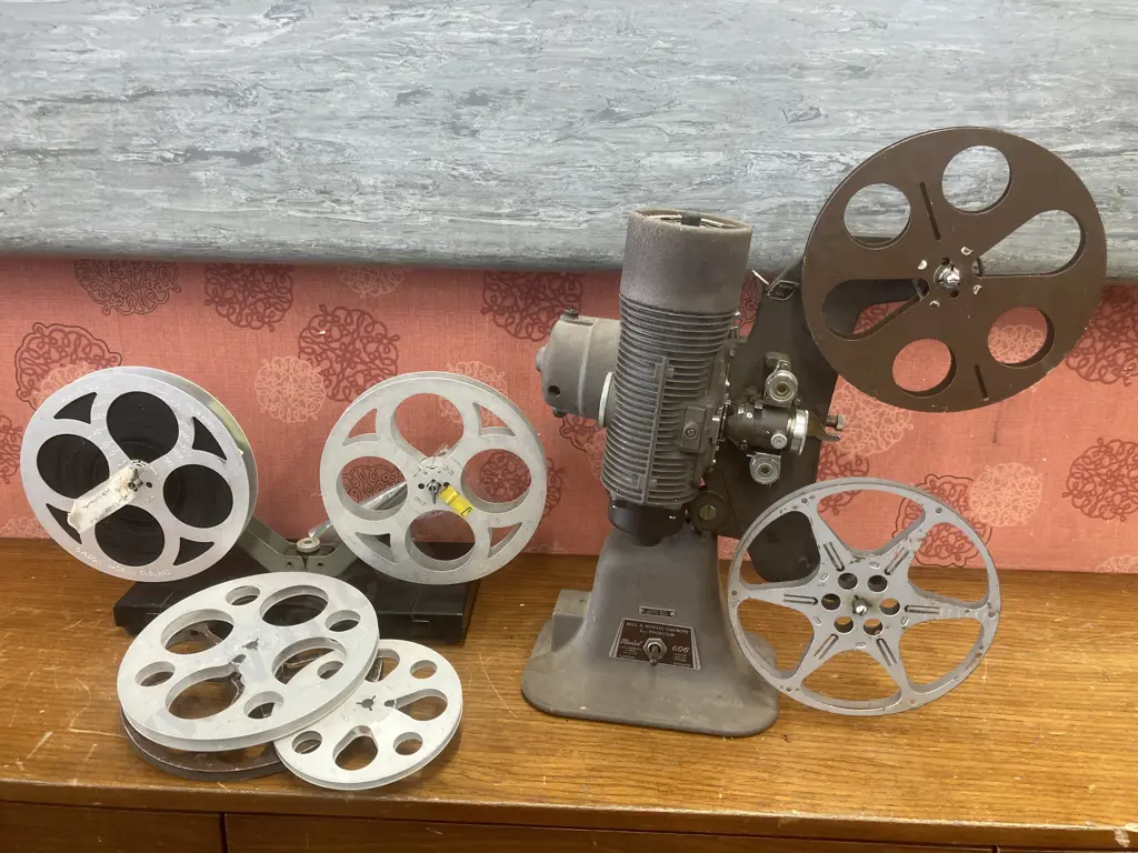 Vintage 1930s Cine Projector- Bell & Howell Gaumont Model 606 Metal 8mm Image 1++