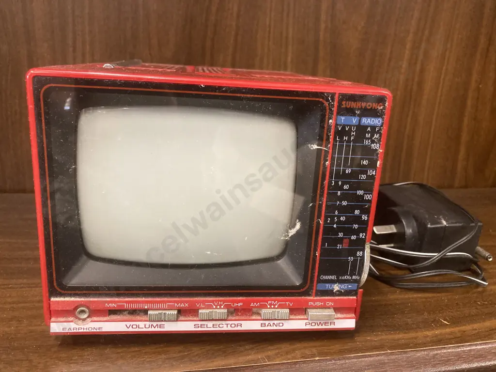 Vintage Red Sunkyong Black & White TV/Radio Receiver Model SMT-600 With Power Supply Image 1++