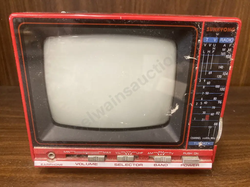 Vintage Red Sunkyong Black & White TV/Radio Receiver Model SMT-600 With Power Supply Image 1++