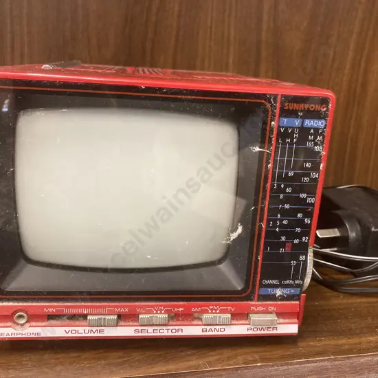 Vintage Red Sunkyong Black & White TV/Radio Receiver Model SMT-600 With Power Supply