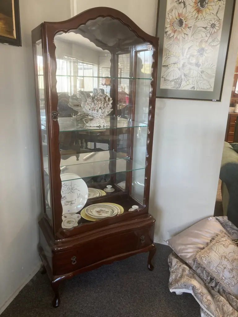 Mahogany Dome Top China Display Cabinet, Mirrored Back, 3 Adjustable Glass Shelves, Cabriole Legs, Image 1++