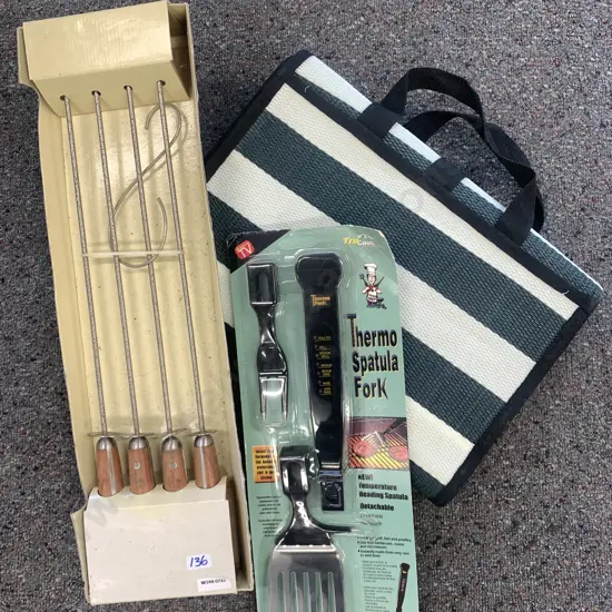 Boxed Chicago Cutlery Skewers, Thermo spatula fork, fold out striped mat