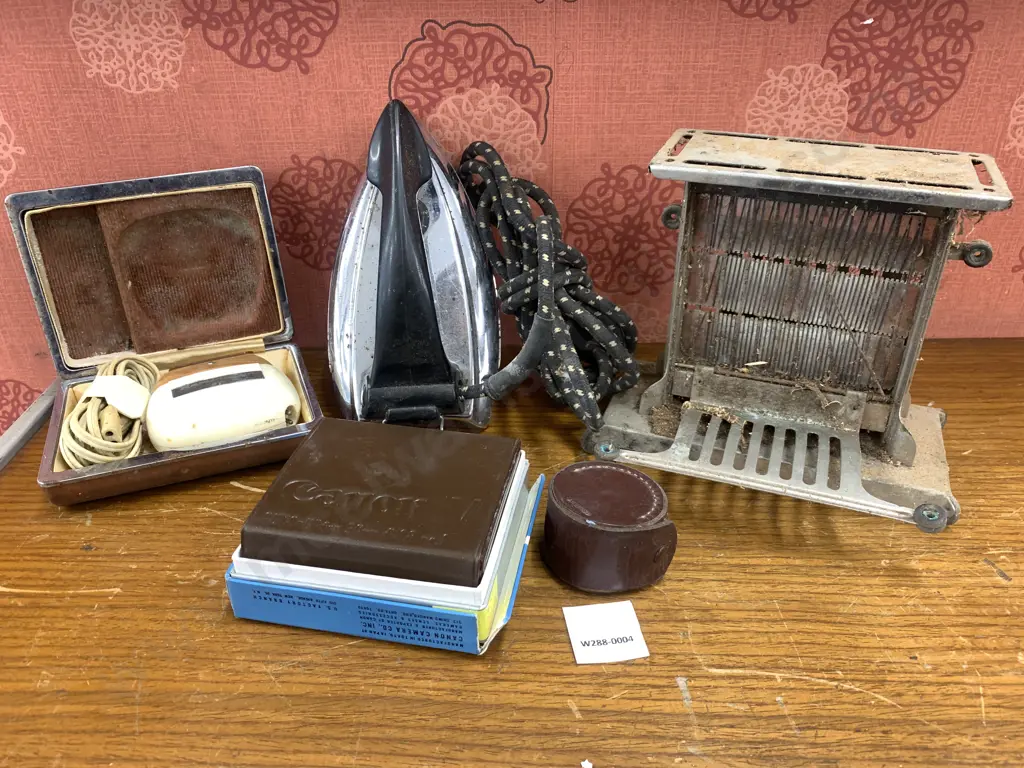 Vintage Items, Canon Auto-Up V, Cenei Quiver Lens Hood, Thermax Toaster, Remington 60 Razor, Morphy Richards GW1 Iron Image 1++