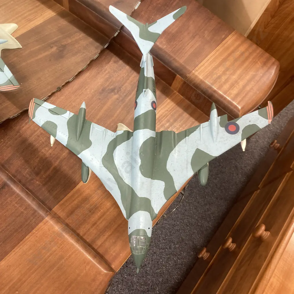 Model 1962 Handley Page Victor K.2 On Stand, XL192, 50 x 50cm Image 1++