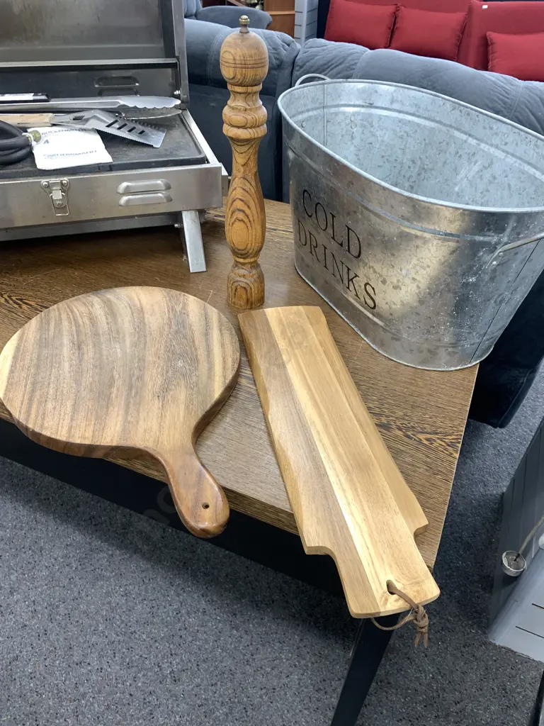 Round Serving Board, Acacia Board & Oak Pepper Grinder, H39cm Image 1++