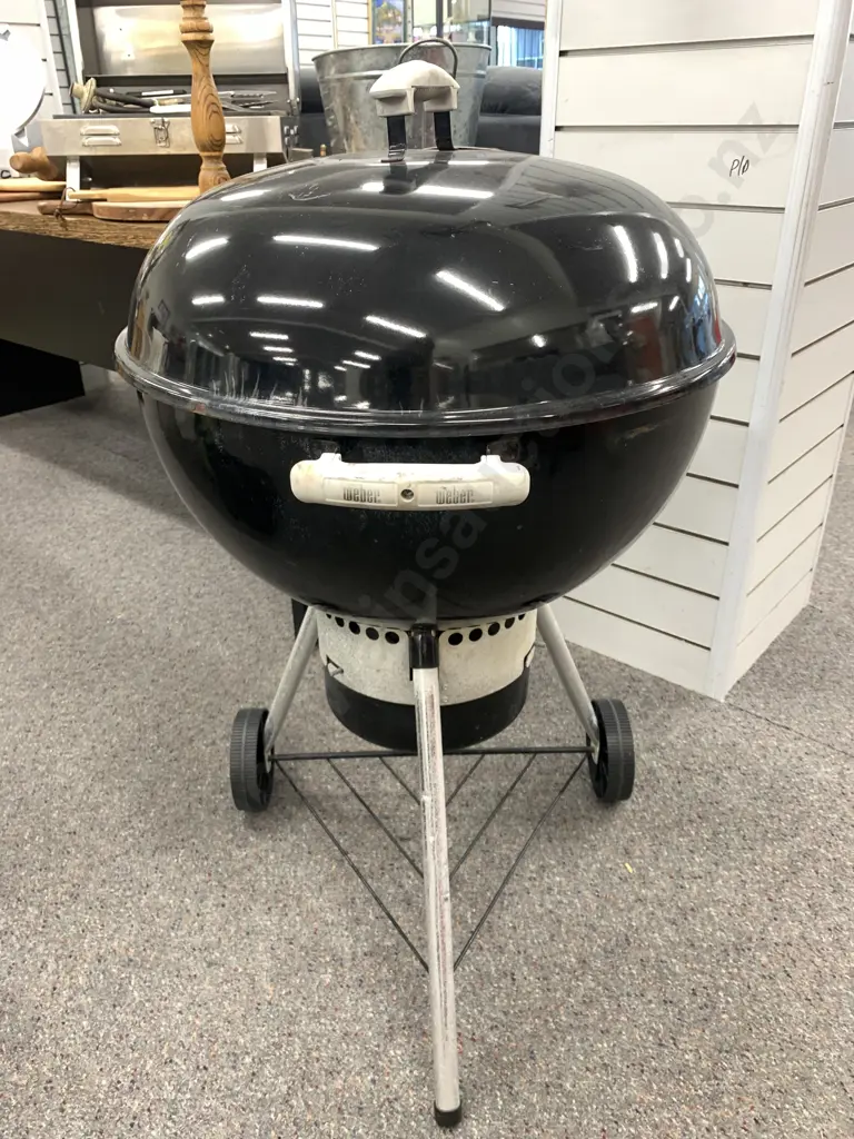 Weber Kettle Charcoal BBQ, 57cm & Part Bag of Kingsford Charcoal Briquets Image 1++