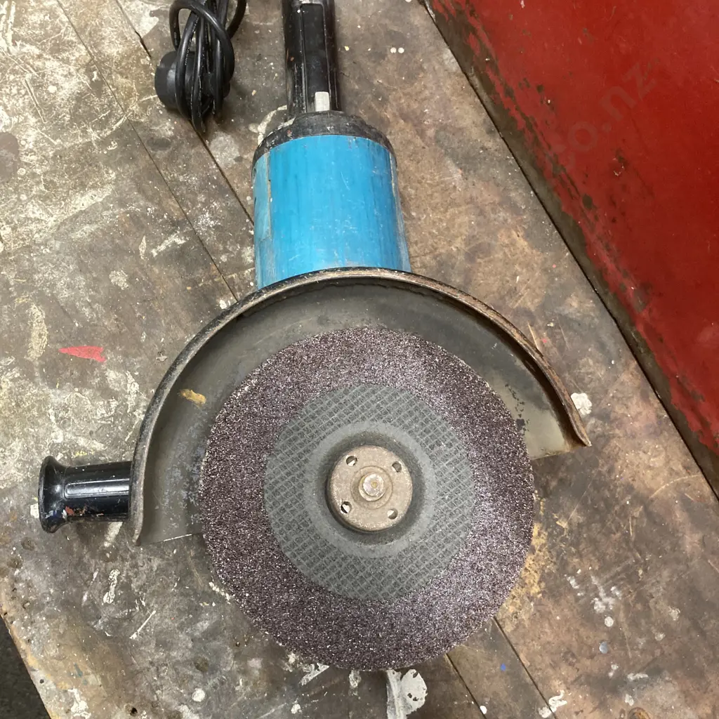 Makita M14 9" Disc Grinder Image 1++