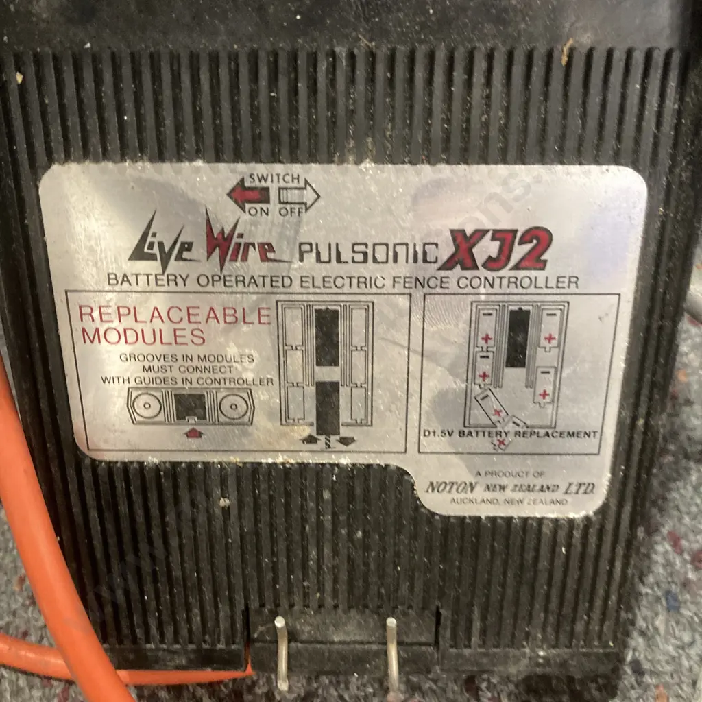 Vintage Live Wire Pulsonic XJ2 Battery Operated Electric Fence Controller Image 1++