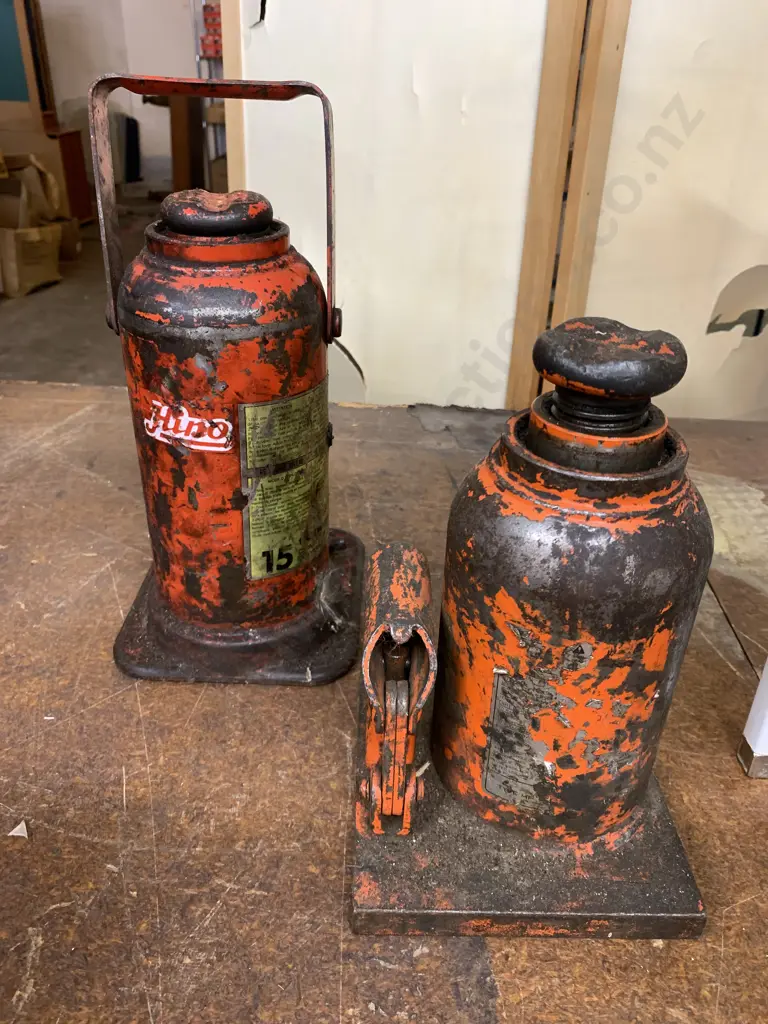 Hino 15 Bottle Jack And a Orange Bottle Jack (No Handles) Image 1++